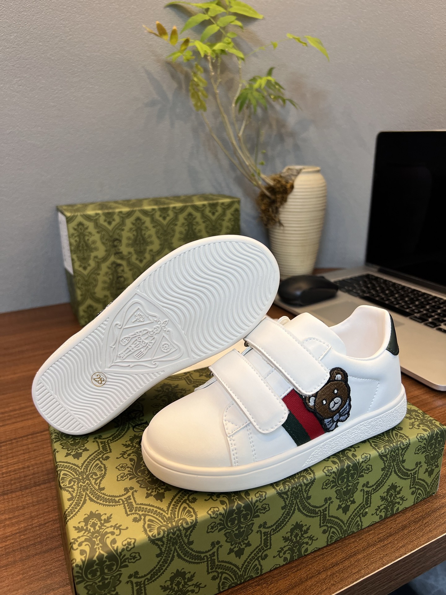 Children's shoes child